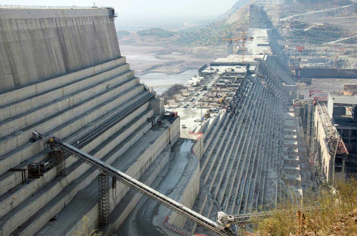 Die seit 2011 im Bau befindliche Grand-Ethiopian-Renaissance-Talsperre umfasst eine ca. 2  km lange und 145 m hohe Gewichtsstaumauer. Der Bau soll 2028 abgeschlossen sein.