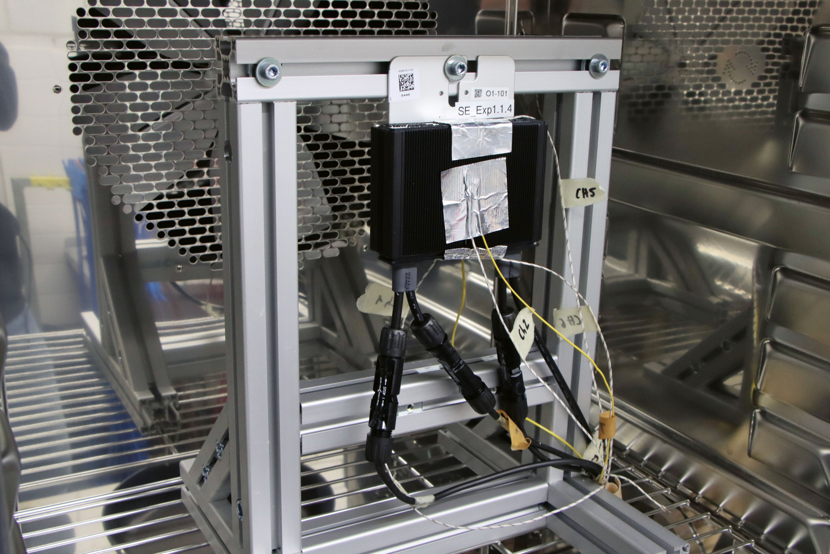 <b>Bild 1</b> Laboraufbau der Klima­kammer-Versuchs­reihe mit thermischer Beauf­schlagung eines Leistungs­opti­mierers bis 180°C.