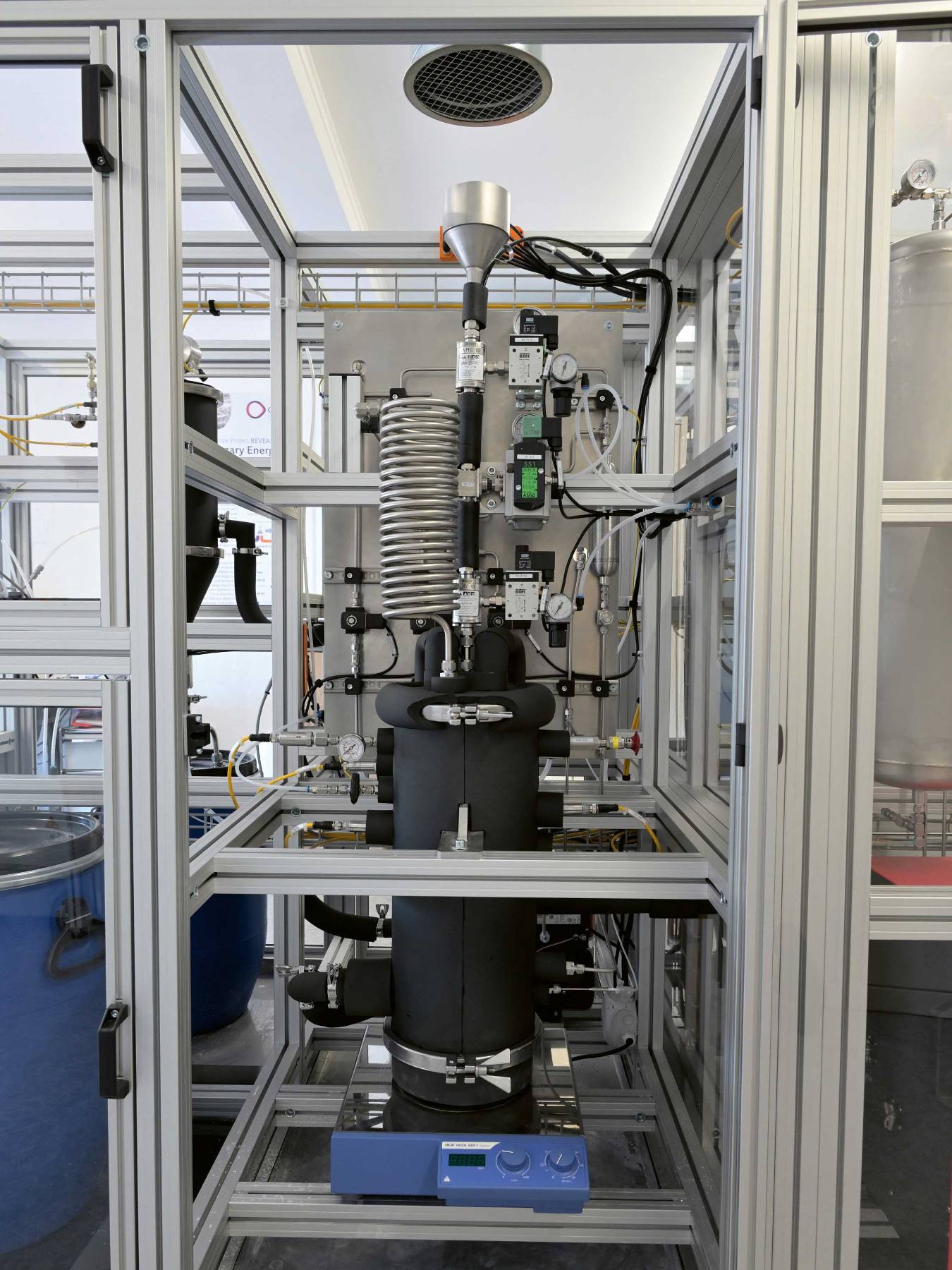 <b>Pilotprojekt mit Aluminium:</b> Der Reaktor mit Natronlauge (schwarz) erzeugt aus Aluminiumgranulat Wärme und Wasserstoff.