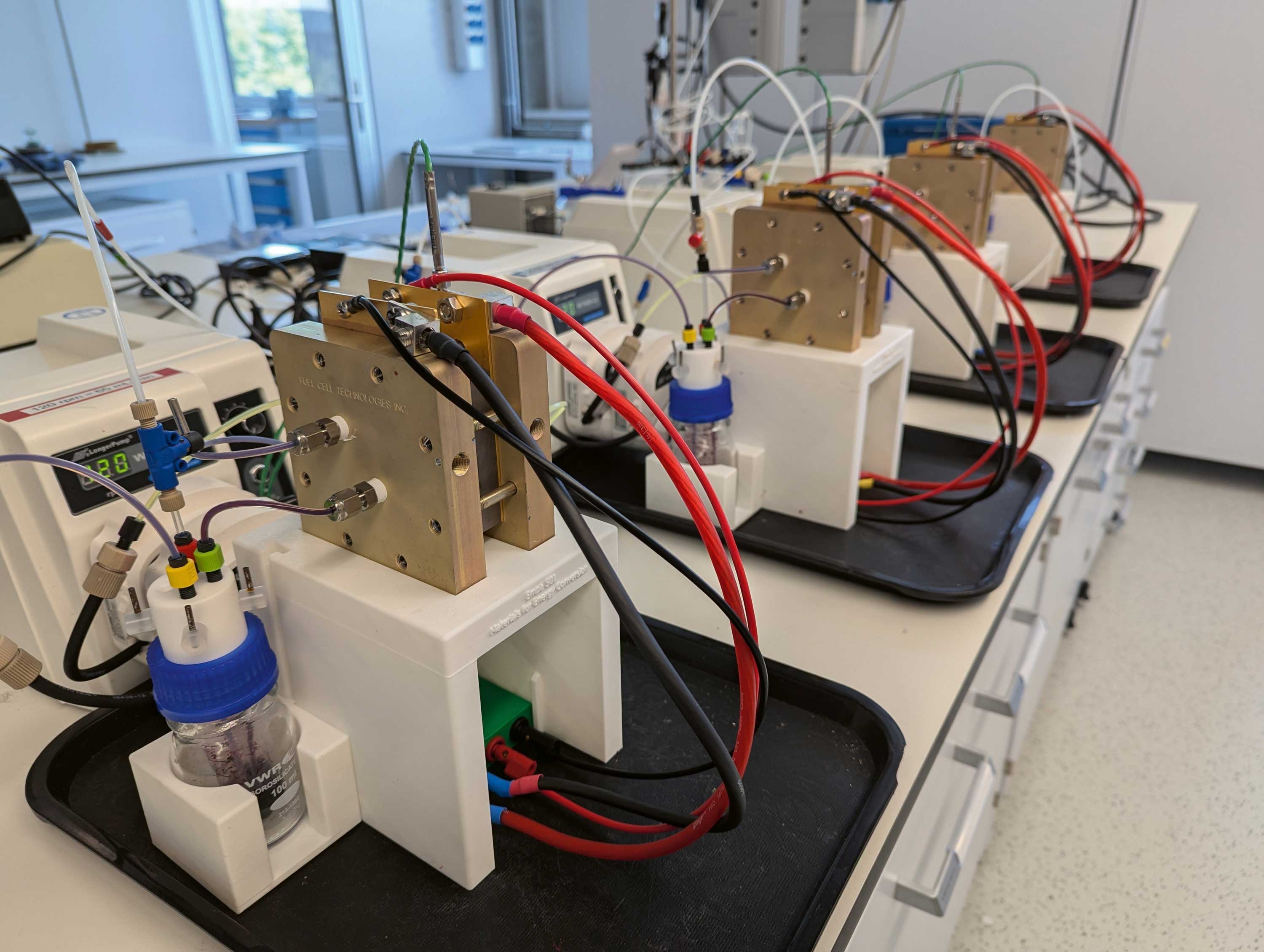 <b>Bild 3</b> Eine Redox-Flow-Batterie im Materialforschungslabor der Empa in Dübendorf.