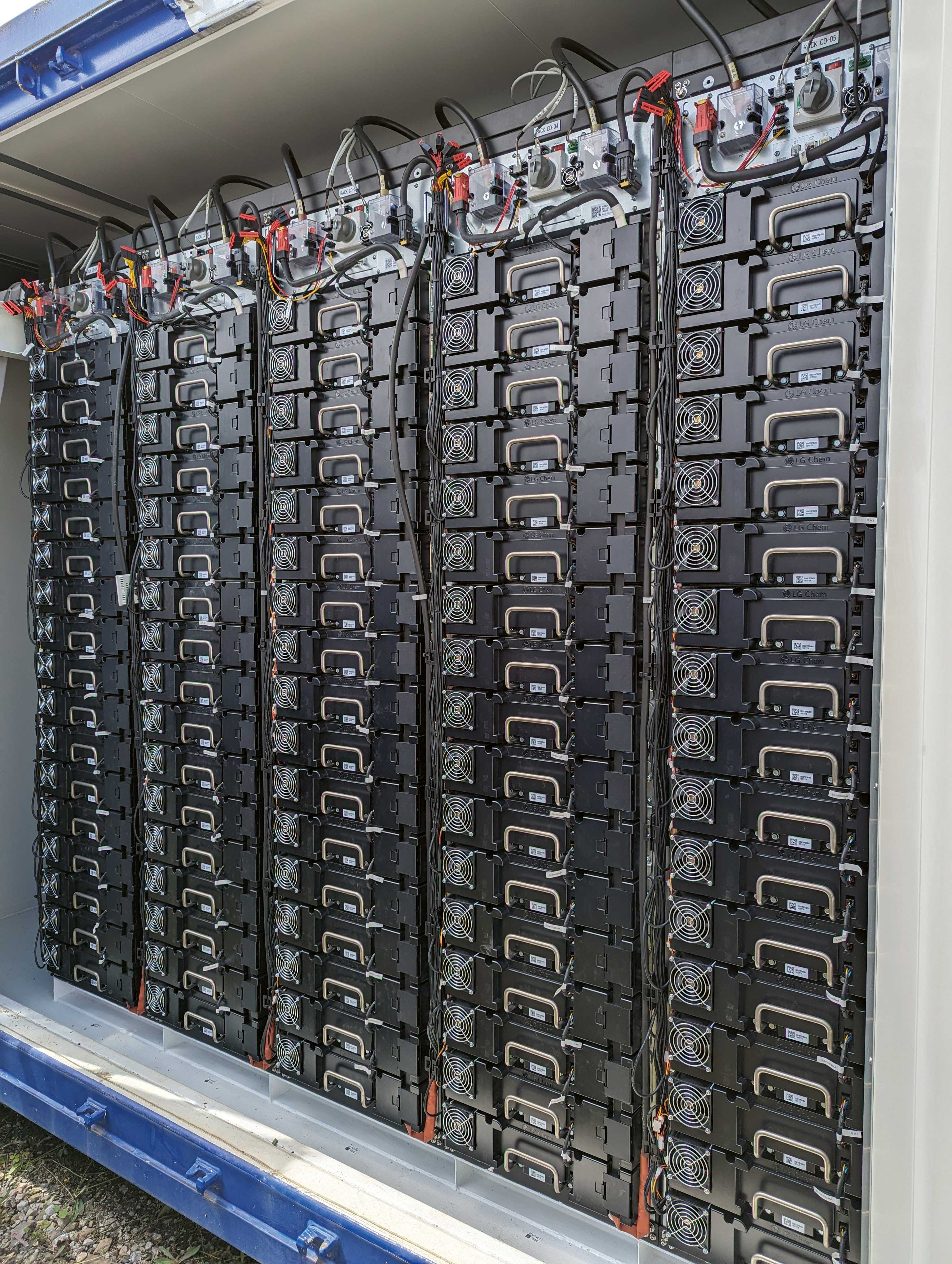 <b>Figure 1</b> Les containers d’Ingenbohl abritent des milliers de cellules de batterie individuelles installées dans près de 600 modules enfichables.