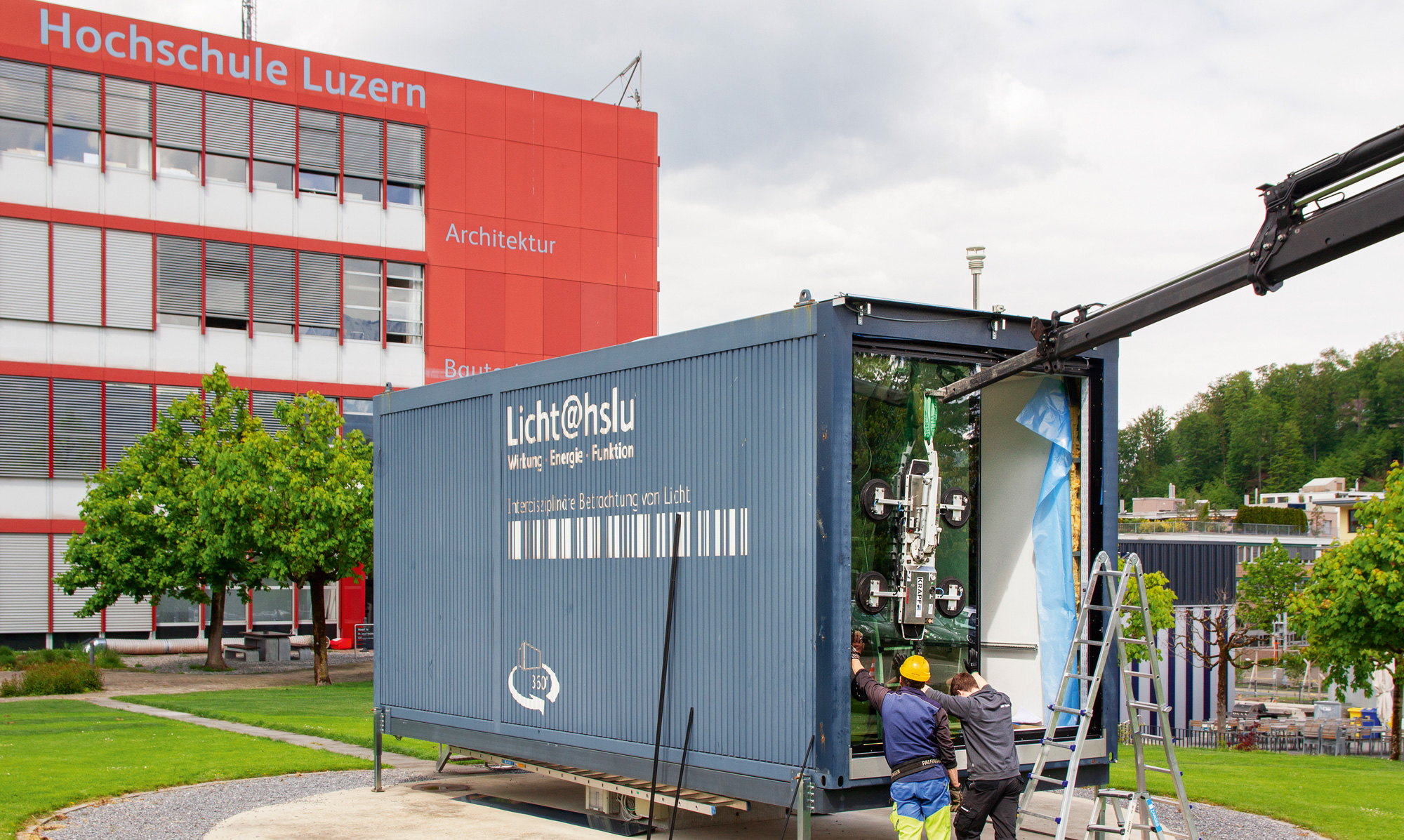<strong>Figure 1</strong> Le conteneur de mesure de la lumière sur le campus de la HSLU, à Horw, lors de l’installation du vitrage électrochrome.