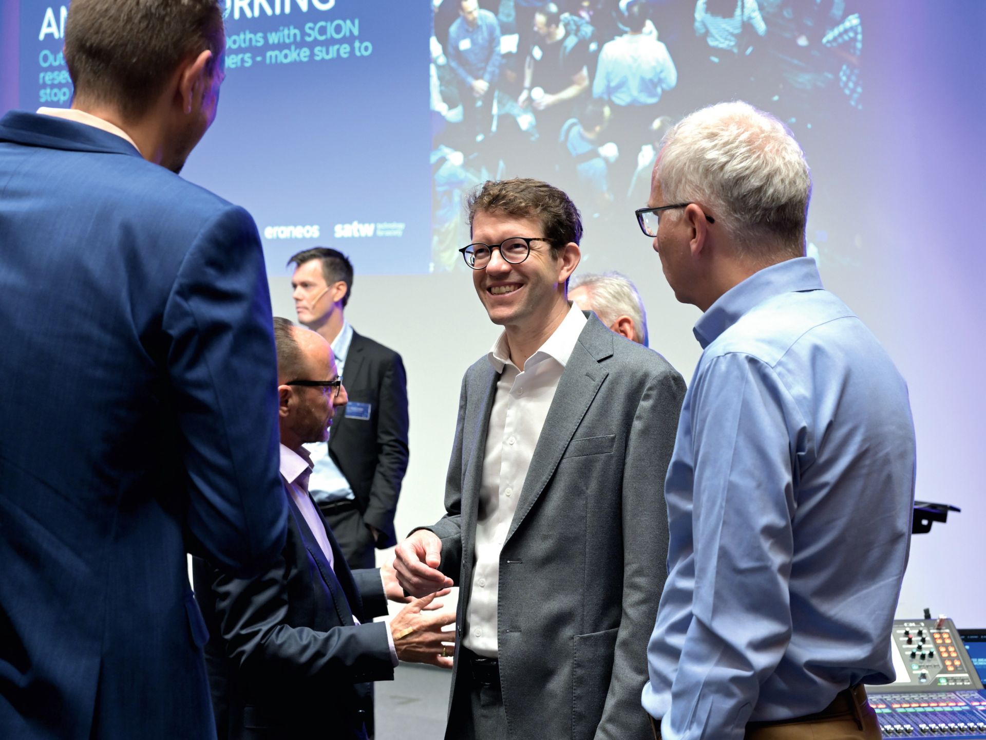 Scion Day 2023 an der ETH Zürich: Adrian Perrig (Mitte) im Gespräch mit Kollegen.