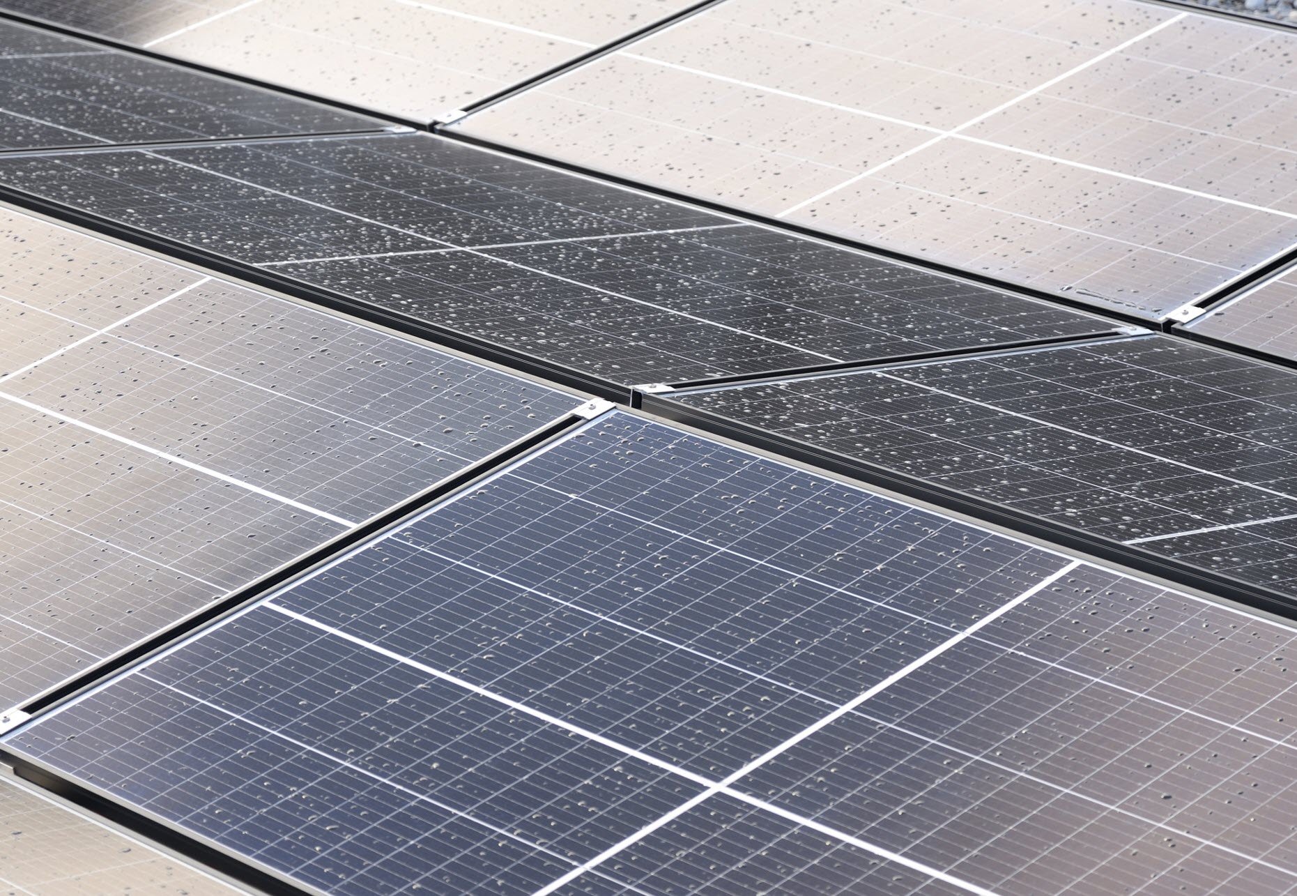 <b>Utilisation de l’aluminium:</b> même si cela ne saute pas aux yeux, les cadres des panneaux photovoltaïque ainsi que leurs systèmes de fixation sont réalisés en aluminium.