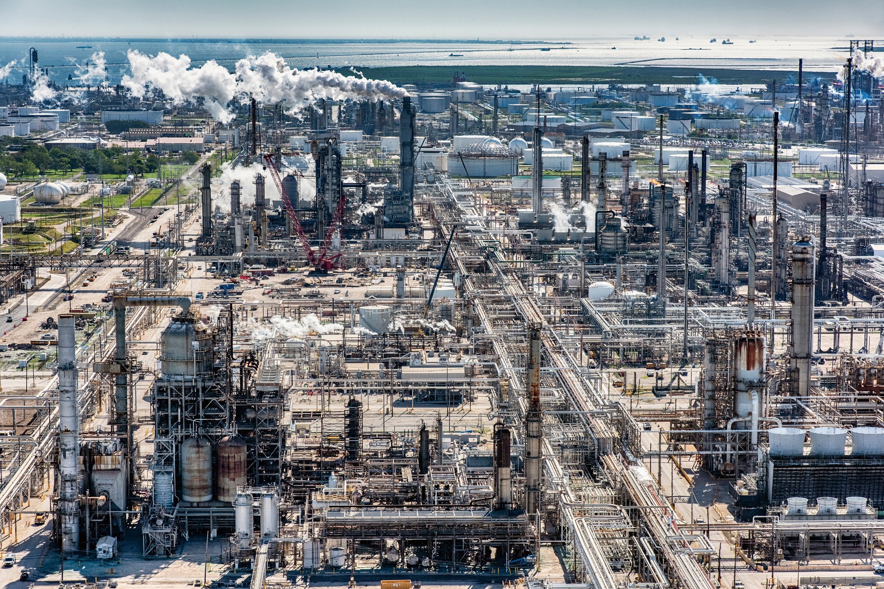 <b>Réutiliser l’infrastructure fossile:</b> raffinerie de pétrole aux États-Unis. À l’avenir, des composants ou matériaux de l’infrastructure fossile en fin de vie pourront être réutilisés pour des formes d’énergie plus durables.