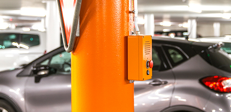 Auffällige, vandalensichere Sprechstelle im Parkhaus.