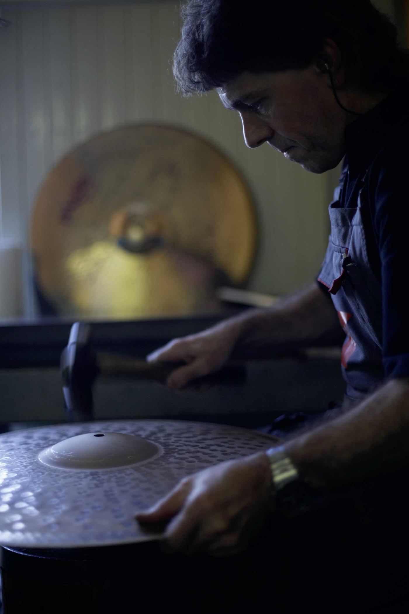 Beim Schlagzeugbecken-Hersteller Paiste in  Nottwil spielt die Handarbeit eine zentrale Rolle.