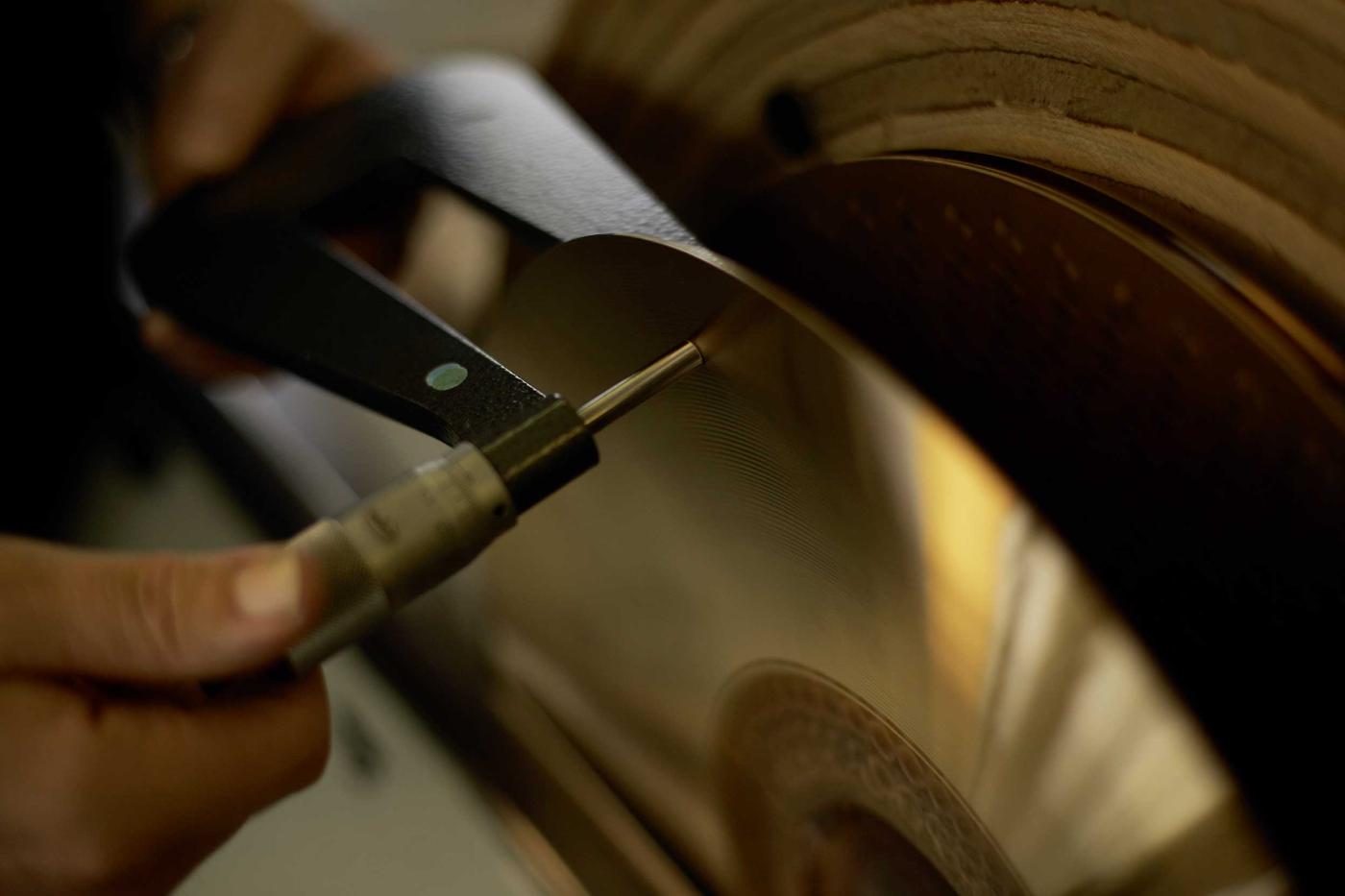 Der Erfolg hängt auch von der Genauigkeit ab: Bei von Hand abgedrehten Cymbals kommt es auf Hundertstel Millimeter an.