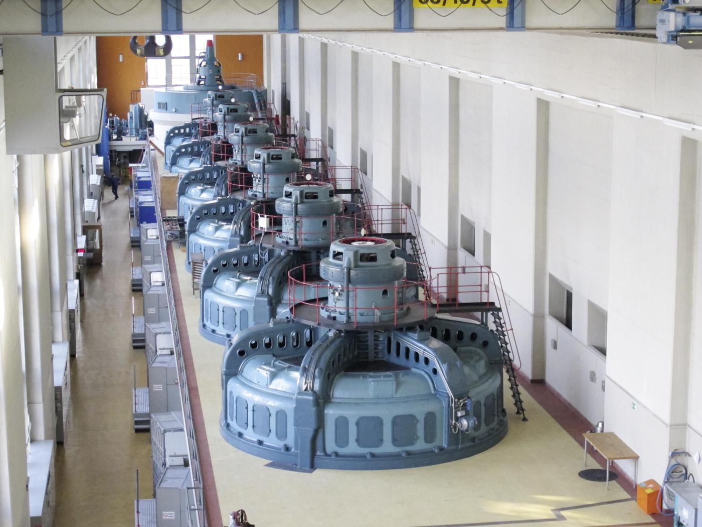 Wasserkraft (im Bild Turbinen im Wasserkraftwerk Mühleberg) ist investitionsintensiv.