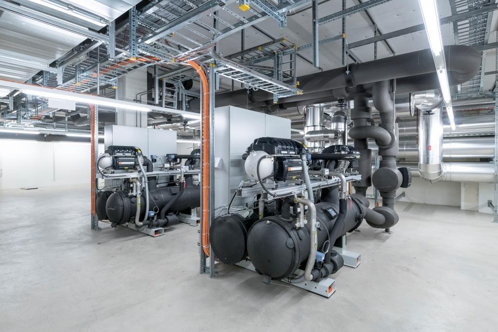 Le chauffage du nouveau pavillon est assuré par deux pompes à chaleur et une centrale à bois déchiqueté.