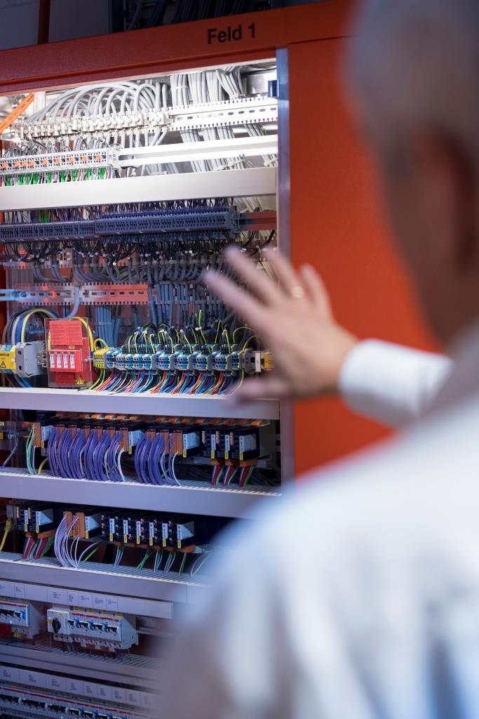 Les automates programmables industriels répartis dans une centaine d’armoi­res électriques forment le système nerveux du bâtiment.