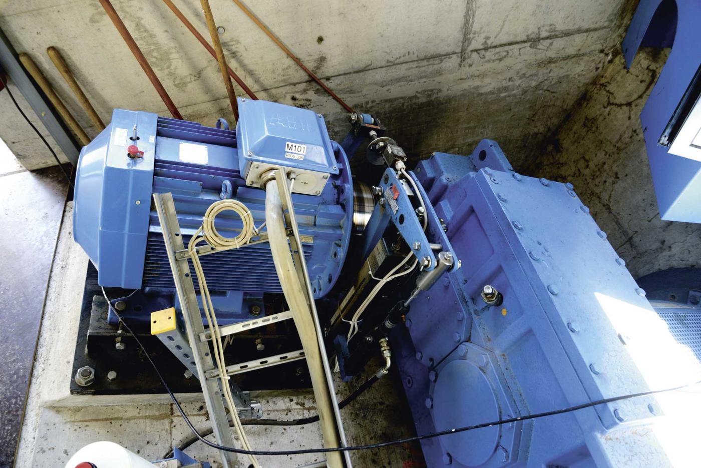 Der Generator hat eine Nenndrehzahl von 1000 U/min, später soll er durch einen mit Nenndrehzahl 1500 U/min ersetzt werden, der etwa 40% mehr Leistung erzeugt.