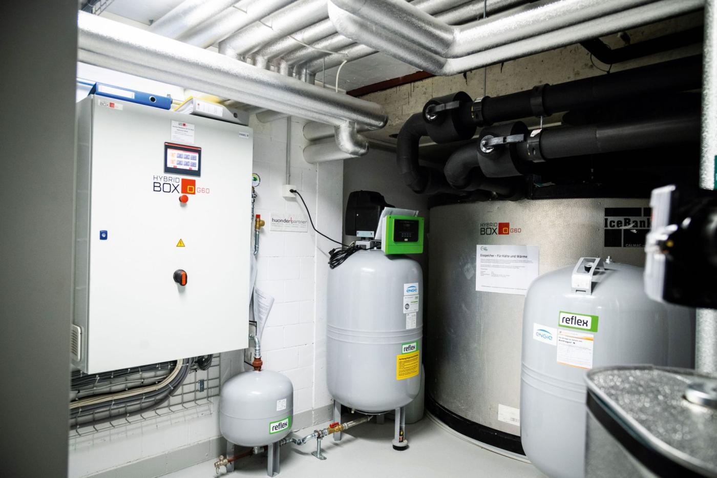 Le local technique à Männedorf: l’Hybridbox contrôle, entre autres, le stockage sous forme de glace.