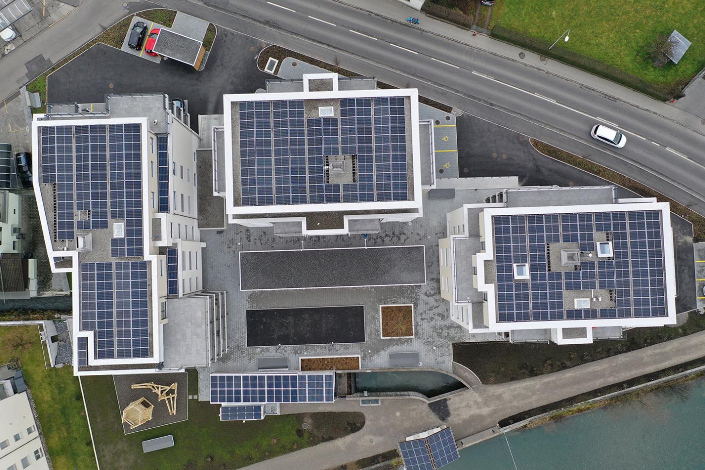 La surface de l’installation photovoltaïque correspond à 626 m² et le rendement des modules est légèrement inférieur à 20%.