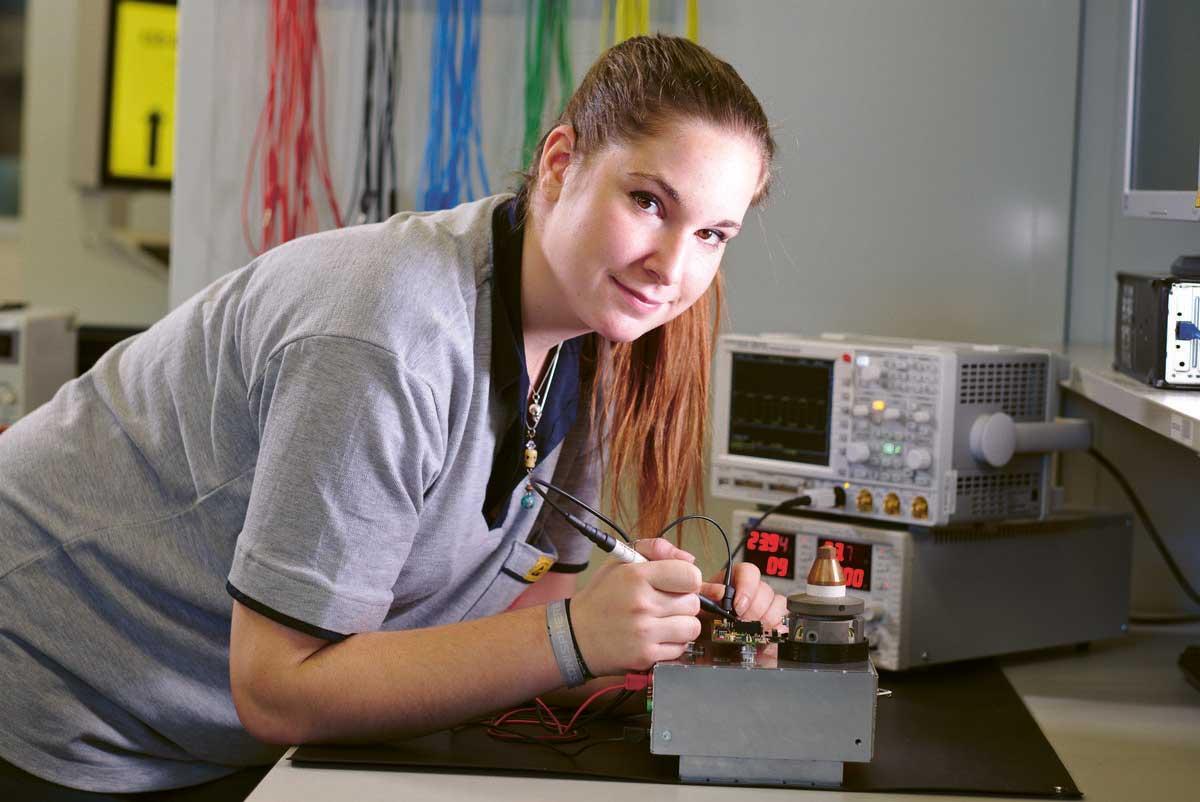 Die Elektroniker-Lehre wird auf den Sommer 2024 reformiert, um den aktuellen Anforderungen nachzukommen. Das Programmieren von Mikrocontrollern und das Vernetzen von Hardware-Komponenten werden an Bedeutung gewinnen.