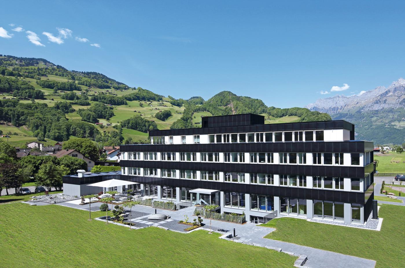 Plusenergie-Bürohaus in Flums: Der Hauptsitz der Flumroc AG erzeugt dank einer guten Wärmedämmung und gebäudeintegrierter Photovoltaik mehr Energie, als er verbraucht.