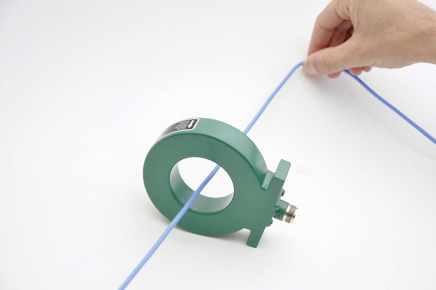 Stromzangen sind Spannungswandler, die einen Frequenzbereich von wenigen Hz bis zu mehreren MHz abdecken können. Die Spannung am Anschluss ist proportional zu dem durch die Zange fliessenden Strom. Für die Hochfrequenz-Kalibrierung dient als «Stromquelle» ein HF-Generator. Das Signal wird zunächst am Ausgang des «Kalibrieradapters» und danach am Ausgang der Zange selbst gemessen. Die Transferimpedanz der Zange wird unter Berücksichtigung der Streuparameter der Vorrichtung berechnet. Dieses Verfahren stellt eine erhebliche Verbesserung der CISPR-Methode dar, weil sie Feinkorrekturen für die Schätzung von Reflexionsverlusten und Stehwellenverhältnissen ermöglicht.[1]