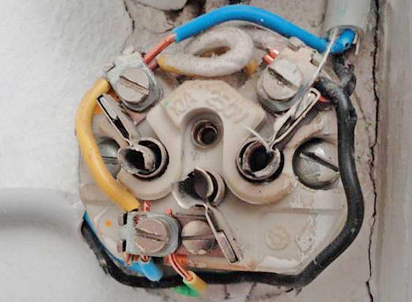 AP-Steckdose mit eingelegter «Nullungsbrücke».