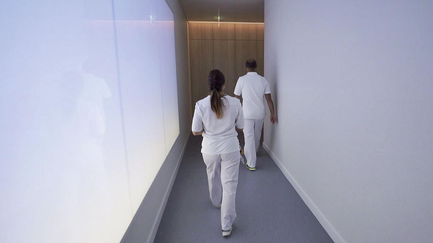 <strong>Figure 4</strong> Système Light Cognitive Limitless de 4 m de long sur 2,5 m de haut, installé dans le corridor menant au bunker de radiothérapie.