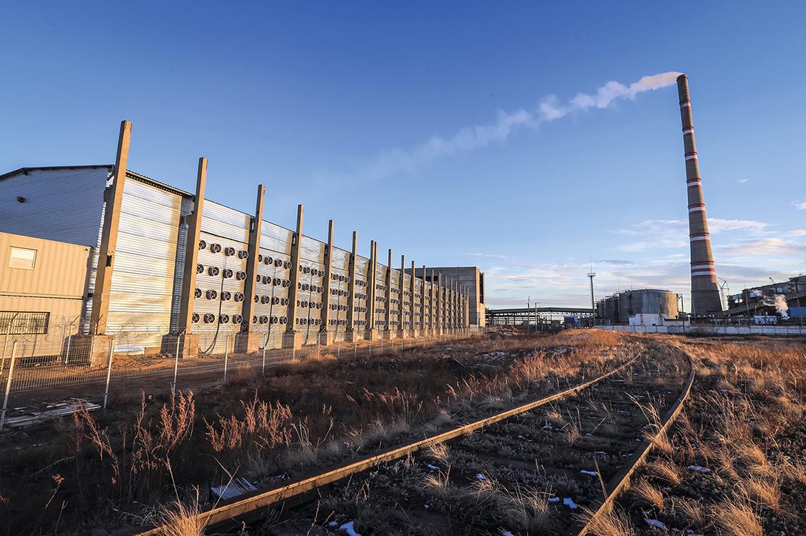 Kryptowährungs-Rechenzentrum neben einem Kohlekraftwerk in Kasachstan.