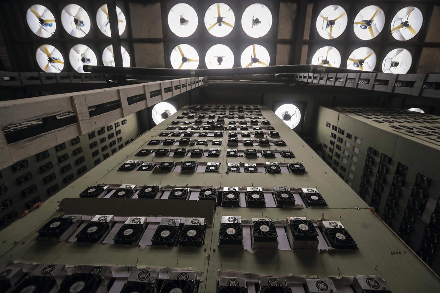 Innenansicht des Rechenzentrums der BTC KZ Crypto Mining Company bei der Stadt Ekibastus, Kasachstan, im November 2021.