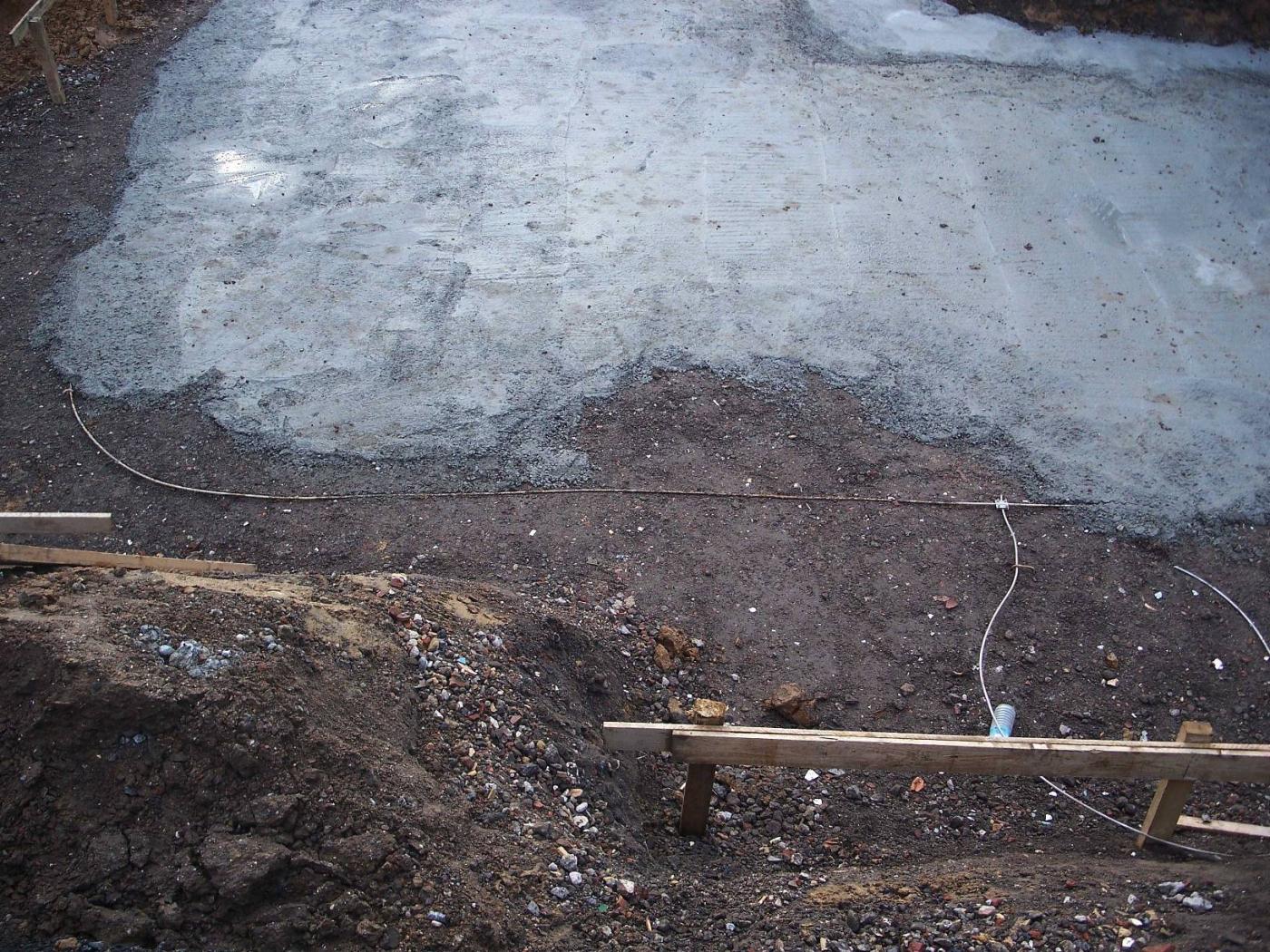Innerer Blitzschutz: Fundamenterder in der Baugrube eines Einfamilienhauses.