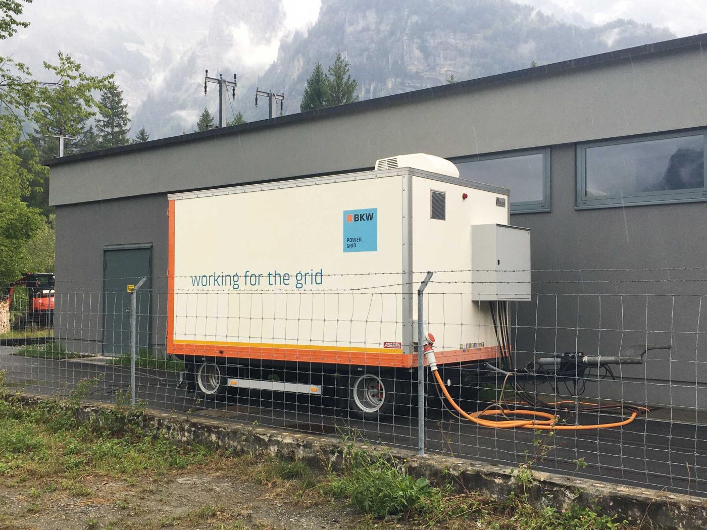 Mobile Rundsteueranlage vor der Unterstation Brienz.