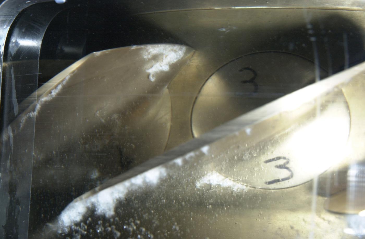 <strong>Figure 10</strong> Cavitation jugée dommageable sur une pale de turbine Kaplan.
