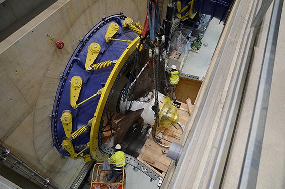 <strong>Figure 3</strong> Mise en place d’une turbine bulbe Kaplan à axe horizontal.