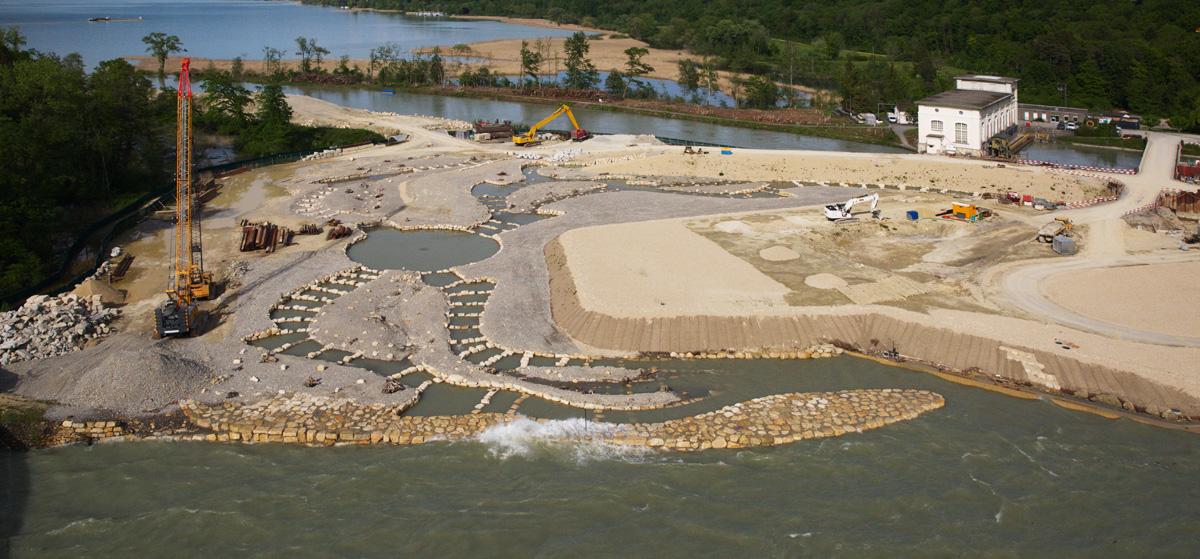 <strong>Figure 4</strong> Une grande surface a été octroyée pour favoriser la mobilité des poissons. L’ancienne centrale se trouve à l’arrière-plan.