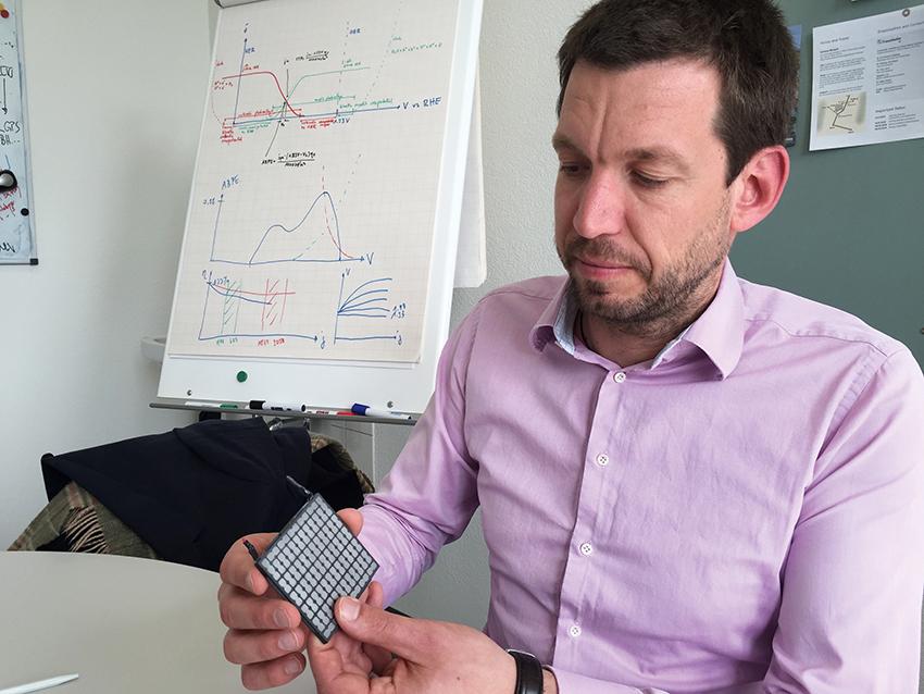 Dr Corsin Battaglia, ici avec un générateur thermoélectrique commercialisé à base de tellurure de bismuth, étudie à l’Empa diverses applications thermoélectriques.
