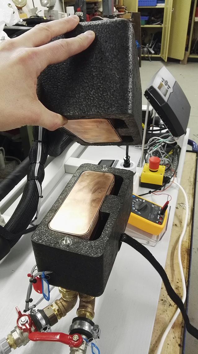 Démonstrateur d’une puissance de transmission thermique de 1  kW tel qu’il a été construit dans le contexte de l’étude de l’OFEN sur la thermo­électricité. Photographie de l’échangeur thermique sectionné pour l’intégration d’un élément thermoélectrique.