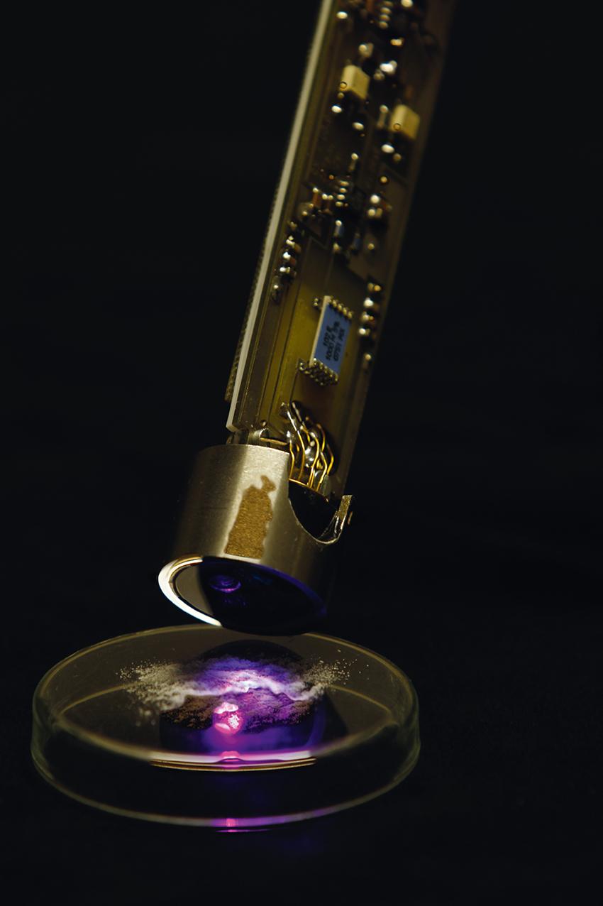 <strong>Bild 4</strong> Lebensmittelüberwachung mit Fluoreszenzanalyse bei 280 nm. Viele organische Sub­stanzen wie beispielsweise Proteine zeigen eine deutliche Fluoreszenz.