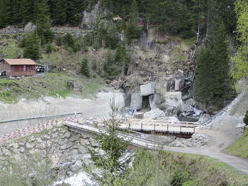 <strong>Bild 2</strong> Blick auf die Baustelle der Wasserfassung, die hinter einem Fels versteckt werden wird.