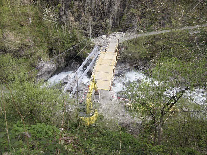 <strong>Bild 3</strong> Das Verlegen der Druckrohrleitung in teilweise unwegsamem Gebiet ist eine beträchtliche bauliche Herausforderung.