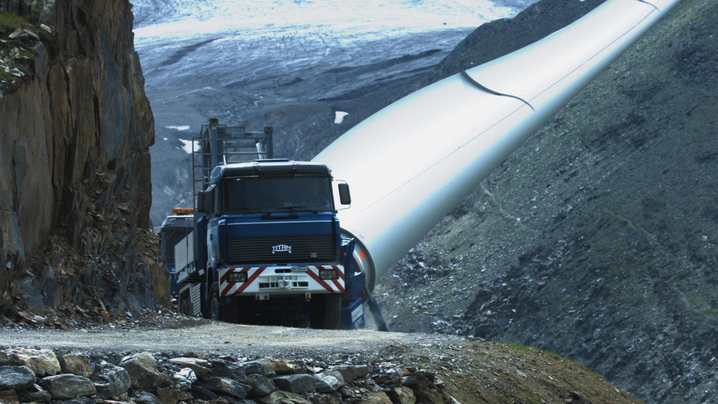 Transport eines Rotorflügels auf dem Griespass im Juli 2016.