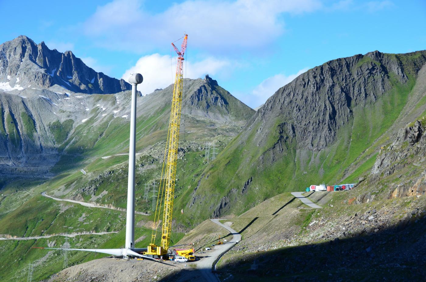 Vorbereitungen am Griespass für die Rotormontage auf einer der neuen Anlagen mit Nabenhöhe 131 m. Die engen Platzverhältnisse stellen dabei eine besondere Herausforderung dar. Im Hintergrund ist die Nufenenstrasse sichtbar.