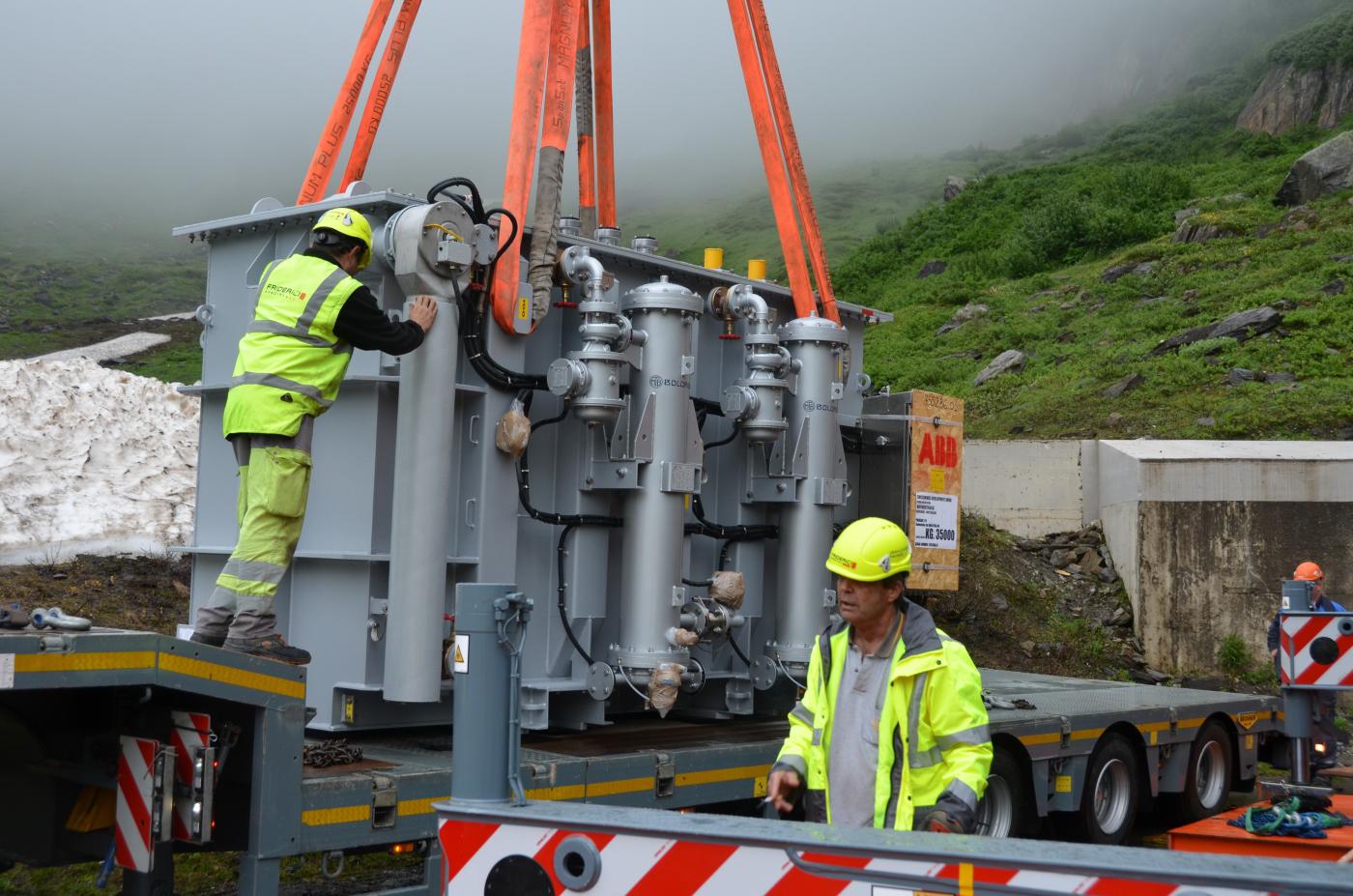 Einbau des neuen, wassergekühlten 20-MVA-Transformators, der sowohl die elektrische Energie der Wasserkraft als auch der Windkraft ins Mittelspannungsnetz einspeist.