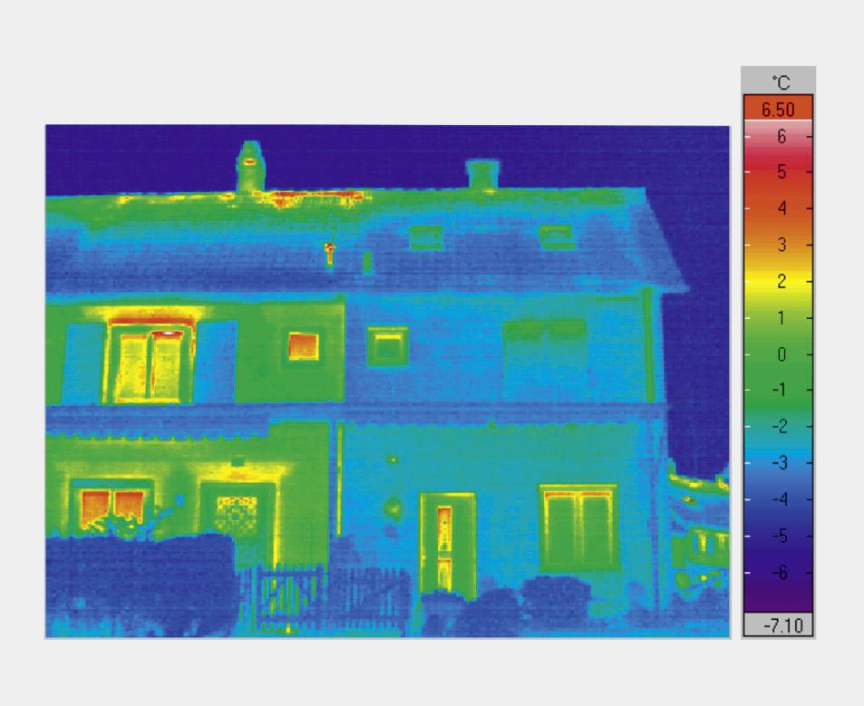 Die Europäische Kommission hat Vorschläge gemacht, um die Energieeffizienz von Gebäuden zu erhöhen. Das Infrarotbild zeigt rechts ein Eckhaus mit Aussenwärmedämmung. Damit sind die Oberflächentemperaturen entsprechend tief und der Energieverlust ist wesentlich kleiner als beim Haus links.