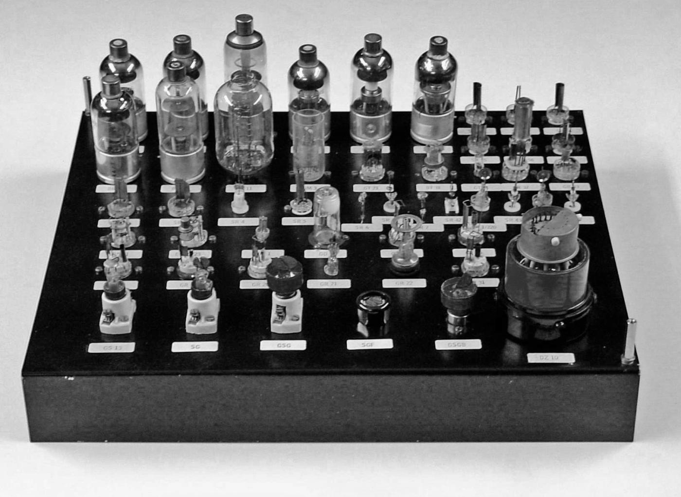 Bild 7 Ein Grossteil der bei Cerberus entwickelten und produzierten Kaltkathodenröhren.