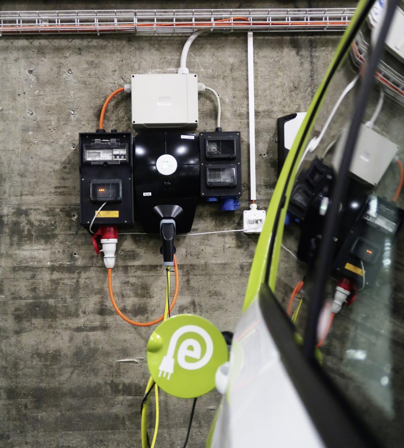 <strong>Bild 3</strong> Grundinstallation und intelligente Ladestation im Pilotprojekt.