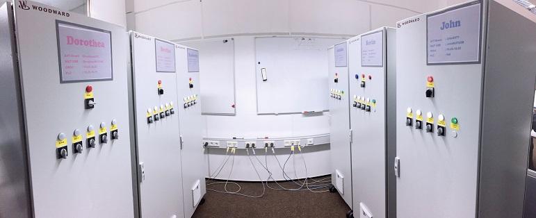 Hardware-in-the-Loop-Testlabor in der Woodward Kempen GmbH für unabhängiges (automatisiertes) Testen von Wandler-, Generatoren- und Netzkonfigurationen.