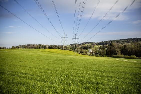 250 000 km : La totalité du réseau électrique suisse (réseaux de transport et de distri­bution) correspond à six fois le tour de la Terre.[5]
