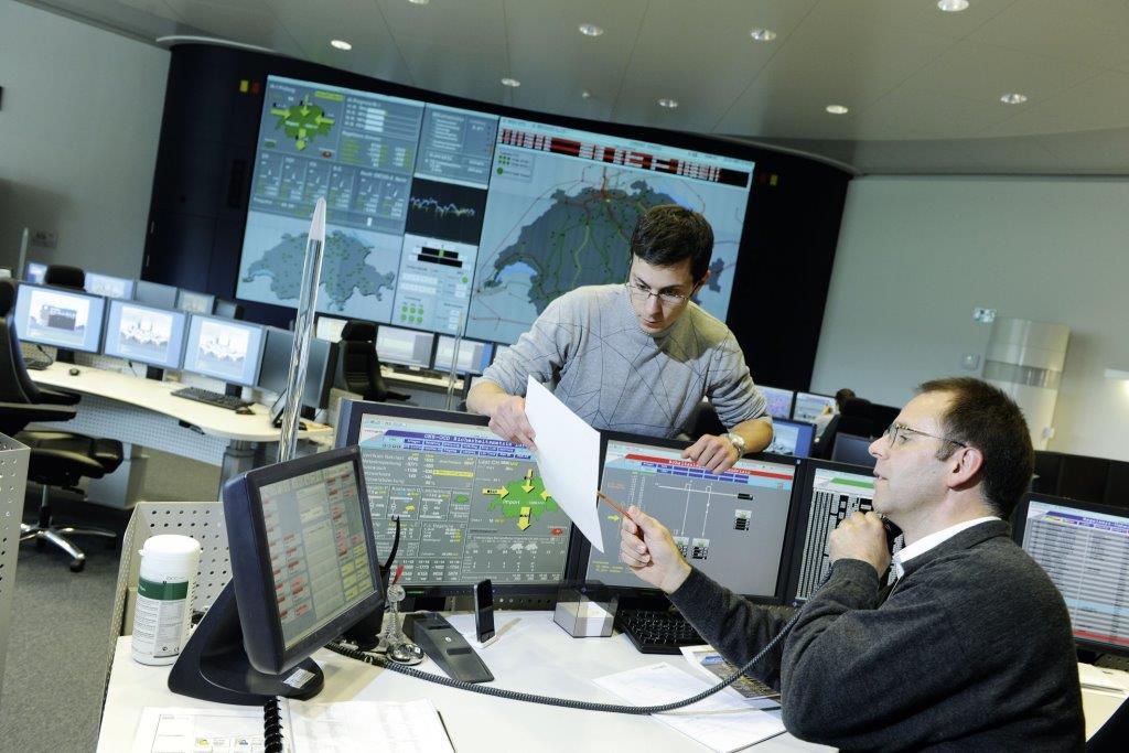 Les dispatchers de Swissgrid surveillent le réseau suisse en permanence et en assurent la stabilité grâce à une gestion préventive des congestions.