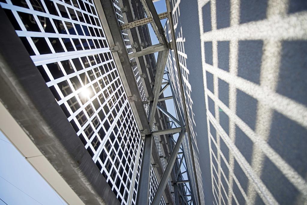 Bei den zweiseitigen Solarzellen auf dieser halbtransparenten Photovoltaik-Fassade ist auch die Rückseite in der Lage, das von der Gebäudehülle reflektierte Licht in Strom umzuwandeln.