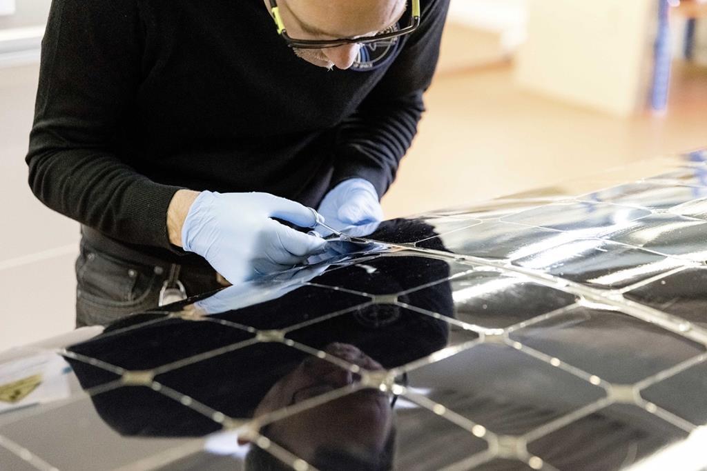 Die Solarzellen im Fluggerät SolarStratos, dem neuen Projekt des Öko-Abenteurers Raphaël Domjan, müssen den ­Extrembedingungen eines Fluges in die ­Stratosphäre trotzen können.