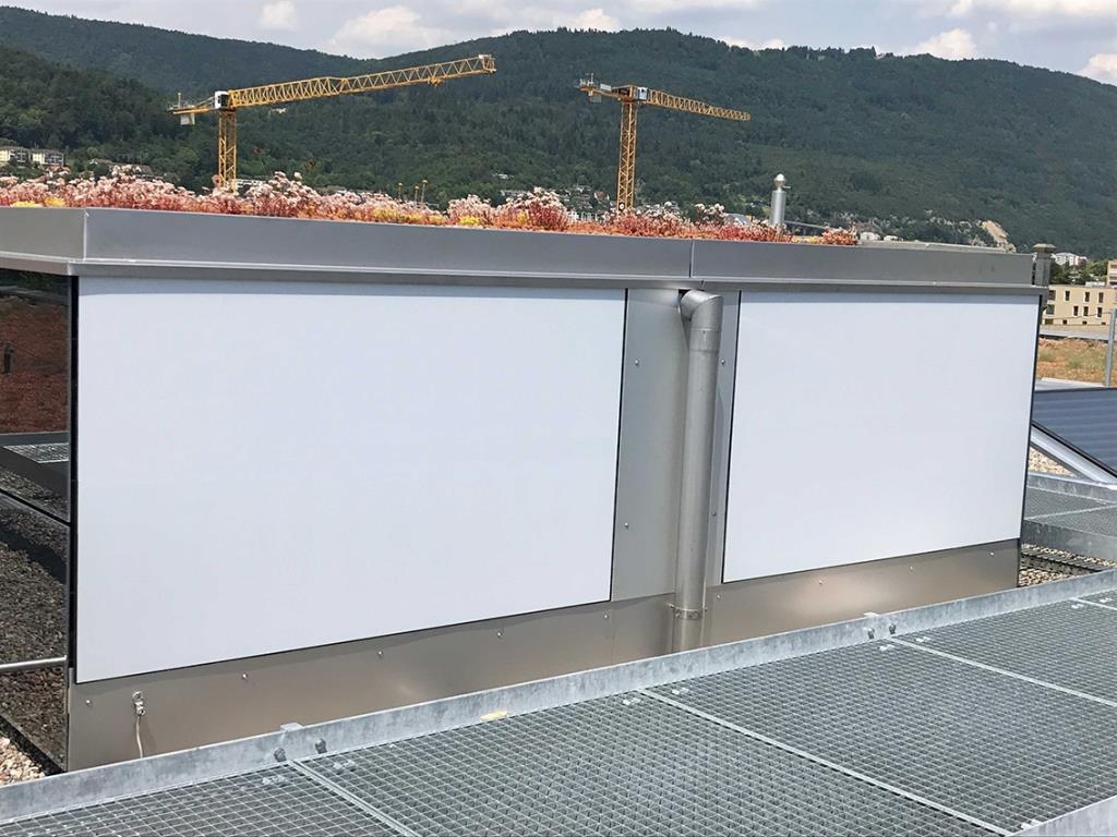 Diese weissen PV-­Module der Firma Solaxess wurden zu Demonstrationszwecken im Jardin des énergies von ESB (Energie Service Biel) installiert.