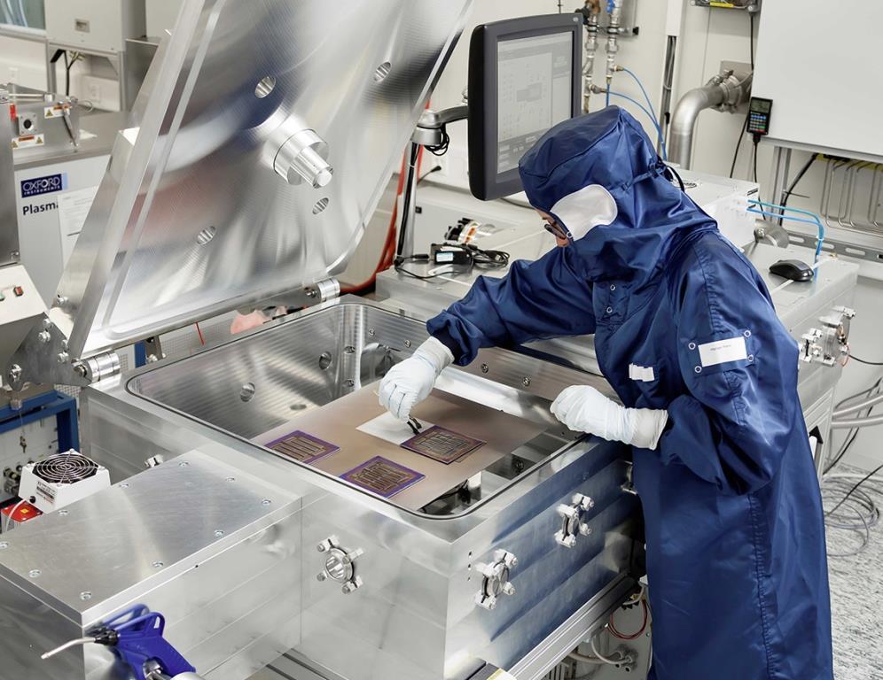 Für die Herstellung neuartiger Photovoltaik-Module in Reinraumumgebung sind Hightech-Ausrüstungen erforderlich. Hier: ein PECVD-Reaktor mit dem dünne Schichten amorphen Siliziums aufgebracht werden.