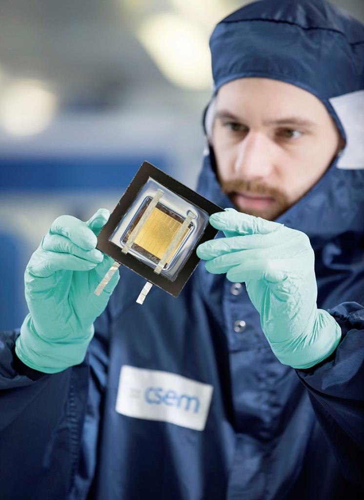 Diese «Tandem-Zelle» ist durch Aufbringen einer Schicht aus Perowskit auf einer Solarzelle aus kristallinem Silizium entstanden. Dieses PV-Material ermöglicht es, den nutzbaren Teil des Solarspektrums zu erweitern und damit –  zu einem vernünftigen Preis – Wirkungsgrade von deutlich mehr als 25% zu erreichen.