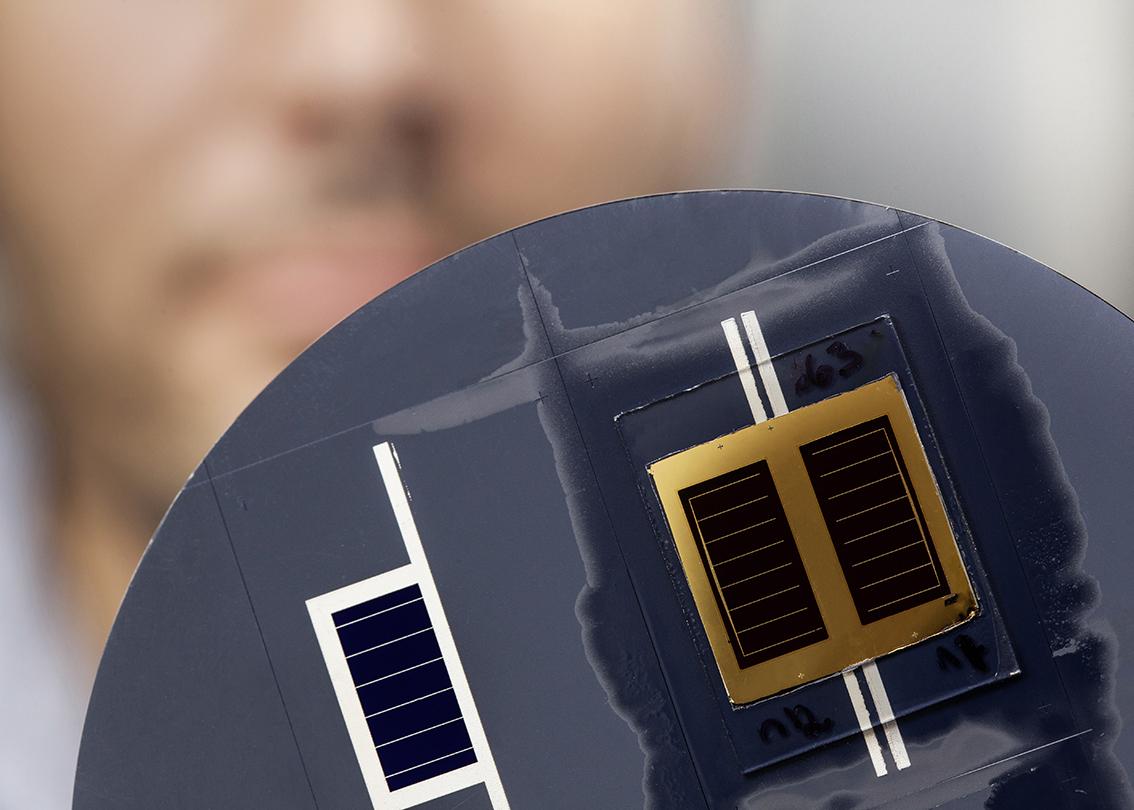 Die gemeinsam von der EPFL, dem CSEM und dem NREL entwickelten Triple junction-Solarzellen haben im Labor einen Wirkungsgrad von 35,9% erreicht. Sie verbinden kristallines Silizium und andere Materialien, um das Kosten-Ertrags-Verhältnis der Photovoltaik-Module zu verbessern.